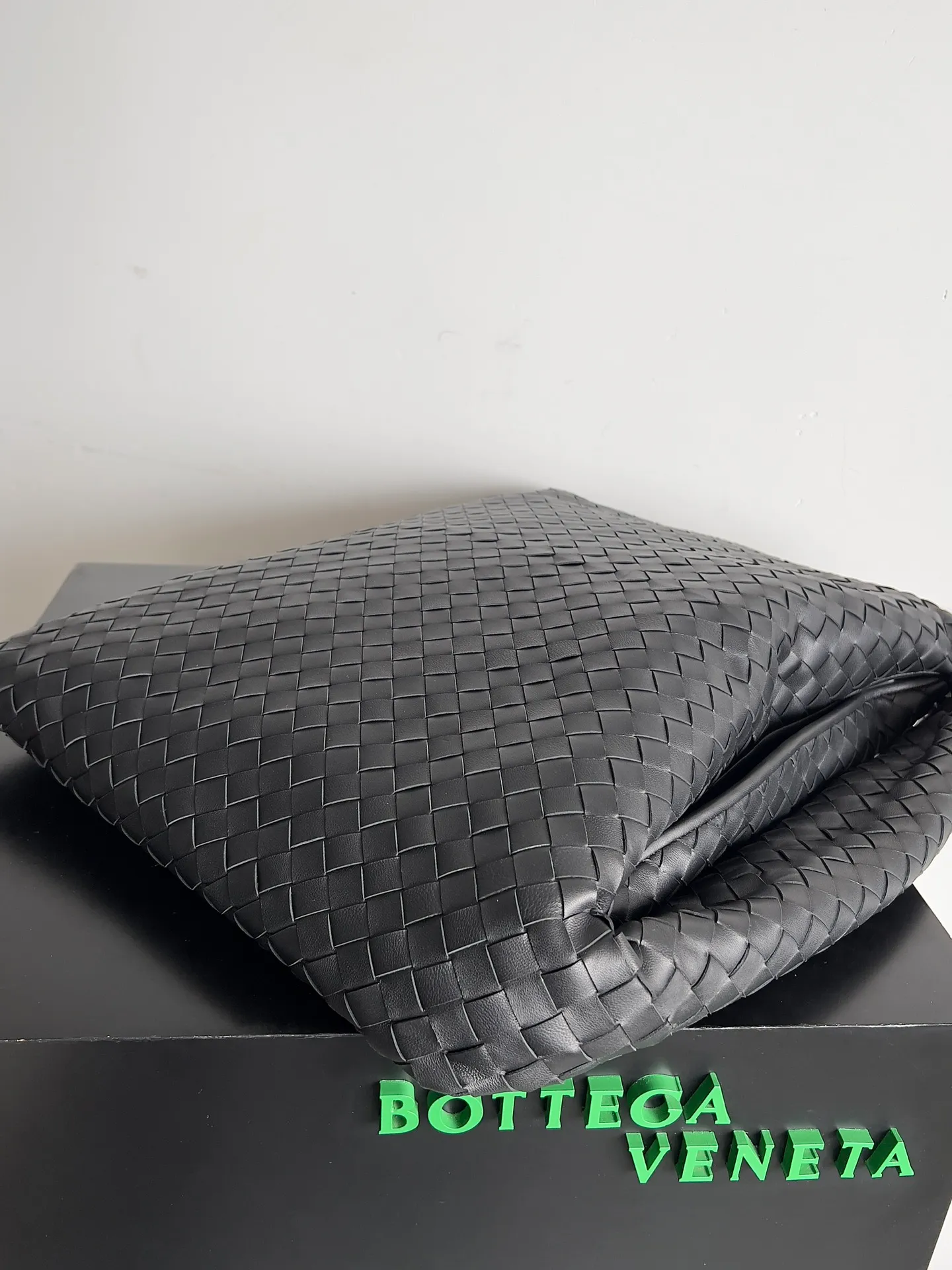 Batch 2160 Recently, I seem to be obsessed with this bag from BV~ The new Hop is really not too beautiful. The whole bag has no seams. The bag body and handles are made of one piece of leather. It embodies the style and essence of Bottega Veneta. It truly represents craftsmanship and creativity. The large size has a very loose and lazy upper body. Big bag lovers will definitely not regret buying it. Style number: 763970 Size: 53*24*13